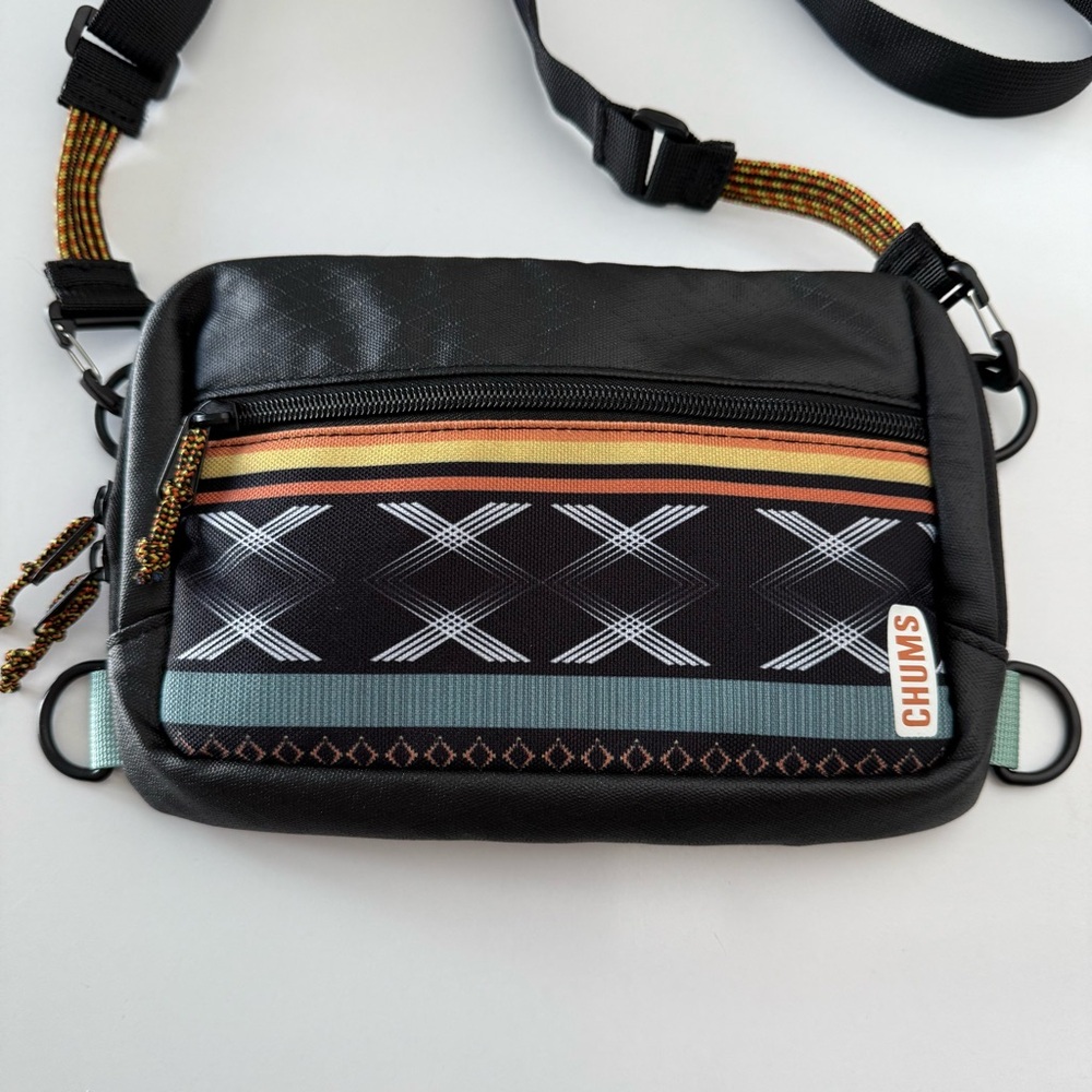 NWOT Chums Rover Crossbody Sling Bag Unisex in Western Black - Picture 4 of 10